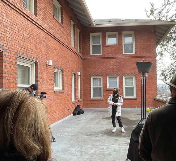 ジョシュ・シュルツと木片